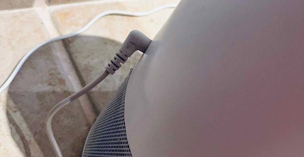 UVC-Luftreiniger-Test: weißer UVC-Luftreiniger mit angeschlossenem Netzanschluss.