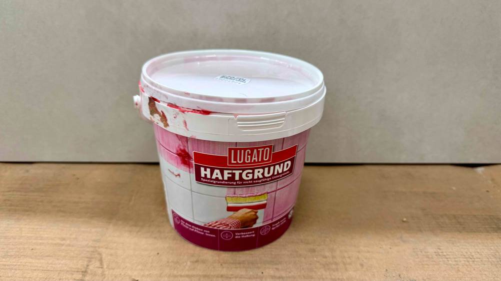 Der getestete Haftgrund steht auf einem Kartonboden.