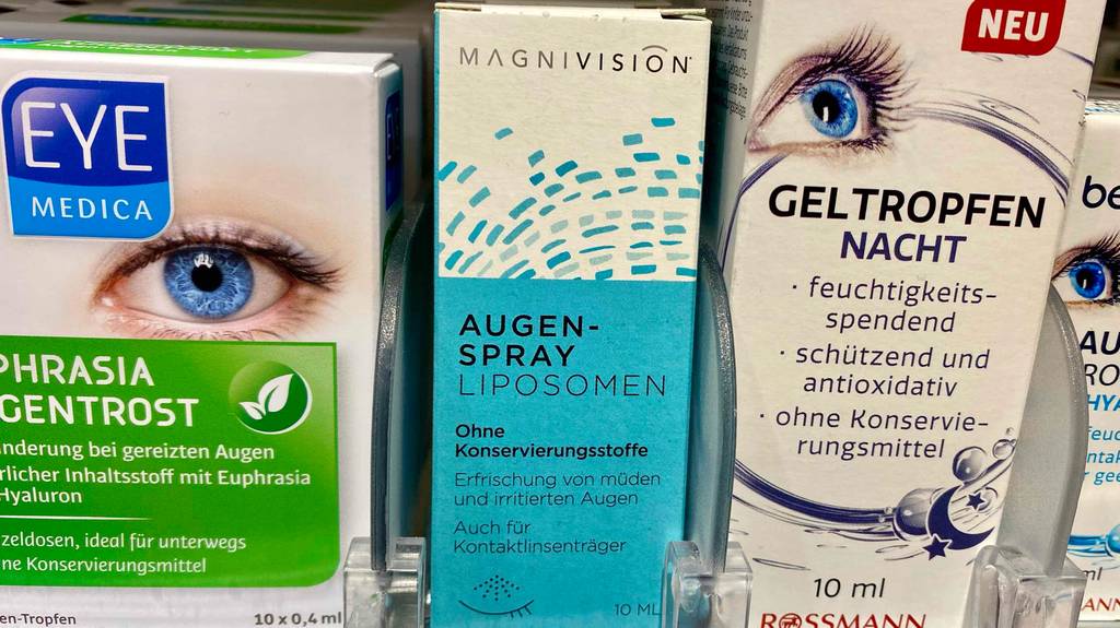 Augenspray im Test: Augenspray stehend in einem Regal neben anderen Produkten.