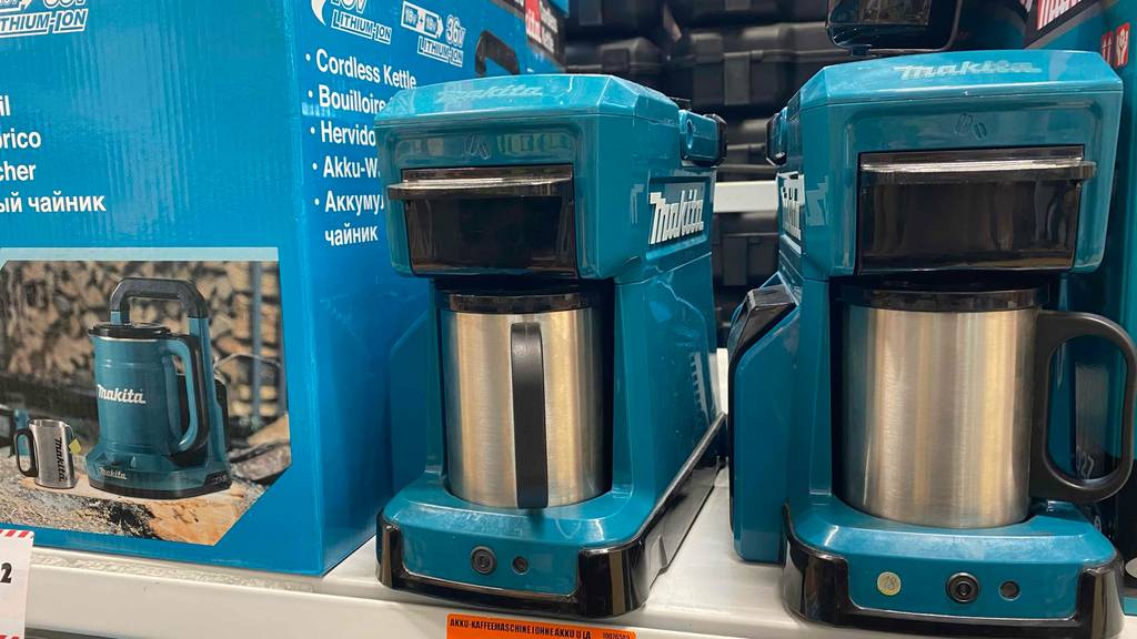 12v-Kaffeemaschine -Test: zwei 12v-Kaffeemaschinen stehen in einem Regal.