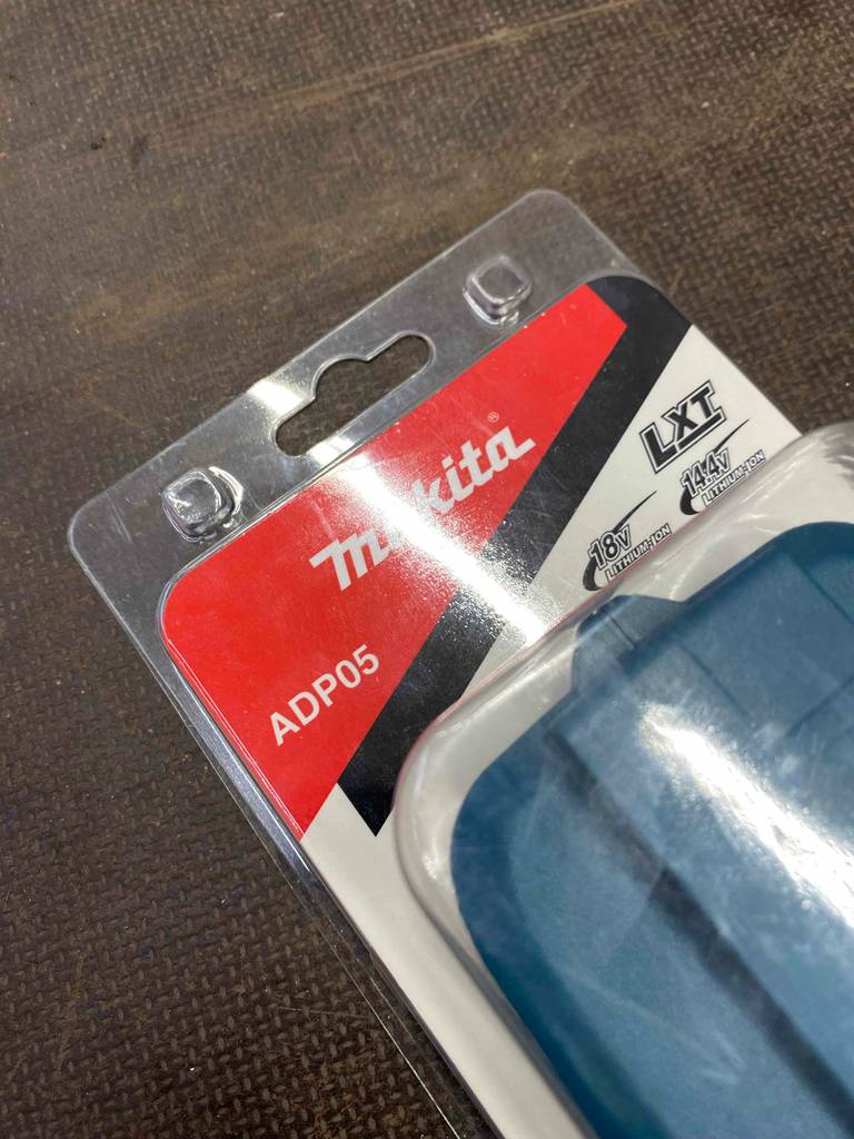 Makita-Akku-Test: obeer Teil der Verpackung eines Makita-Akkus mit Modellnummer darauf ersichtlich.