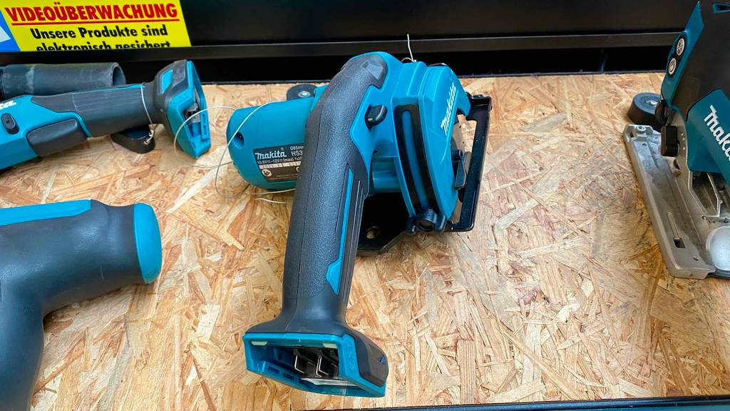 Getesteter Makita-Akku-Bohrhammer liegt auf einer Holzplatte.