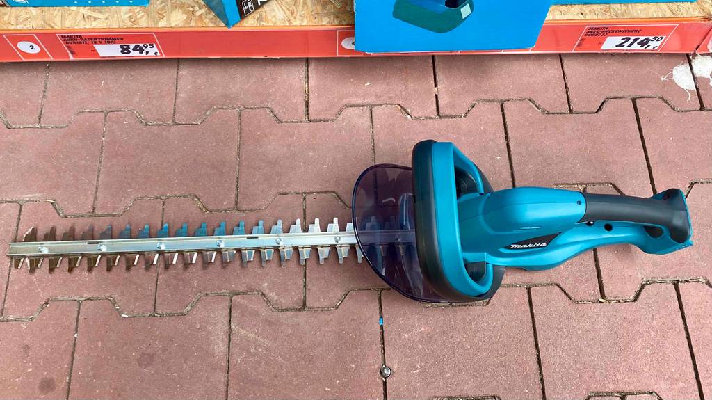 Makita-Akku-Heckenschere-Test: eine Makita-Akku-Heckenschere von oben ersichtlich.