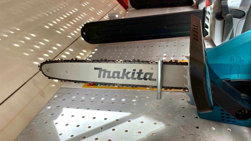 Makita-Kettensäge getestet: Sägeteil einer Makita-Kettensäge im Fokus.