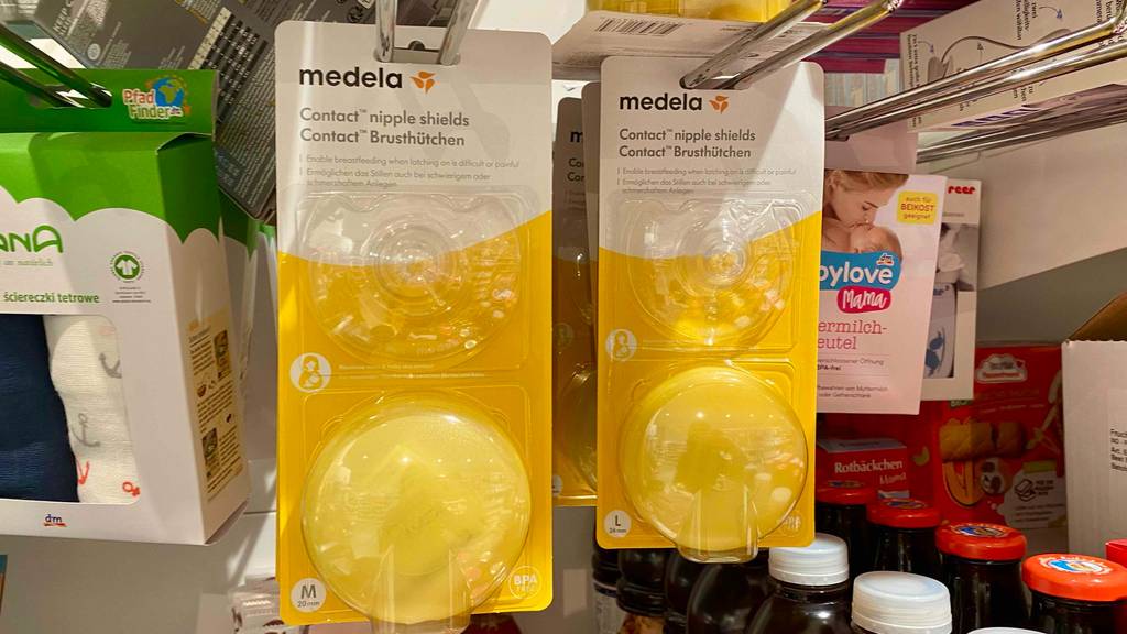 Im Test: Mehrere verpackte Stillhütchen hängen im Regal.