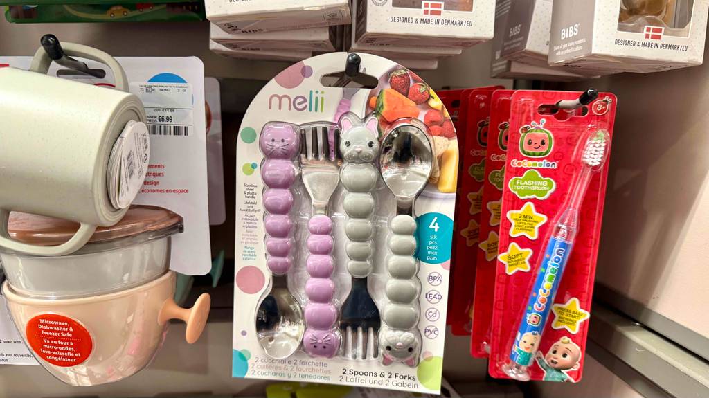 Das getestete Kinderbesteck ab 1 Jahr hängt in einem Regal neben Kinderzahnbürsten.
