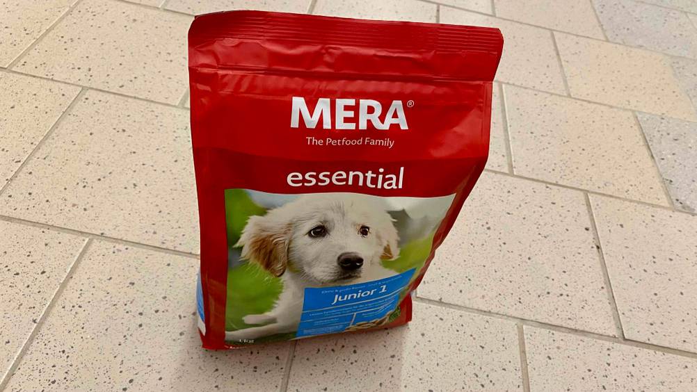 Im Test: Eine Packung Welpen-Trockenfutter steht auf einem hellen Fließenboden