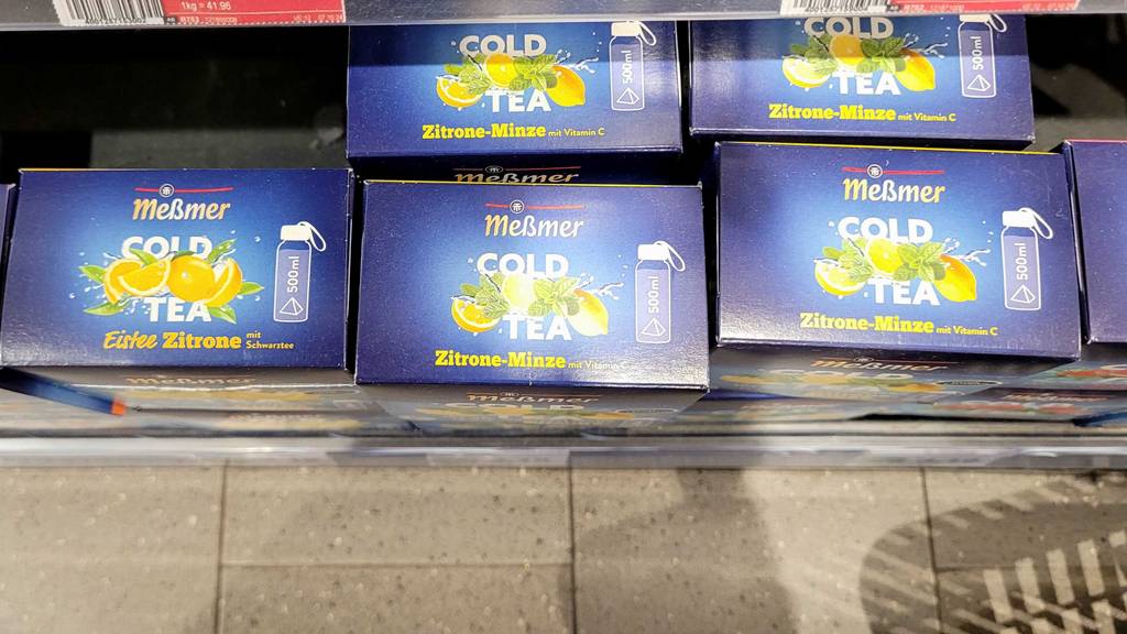 Mehrer Packungen des getesteten Meßmer-Cold-Teas steht in einem Regal mit Blick auf den oberen Teil der Verpackungen.