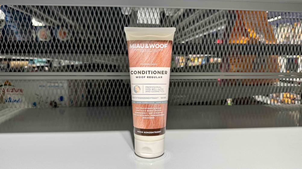 Der getestete Hunde-Conditioner steht in einem leeren Regal.