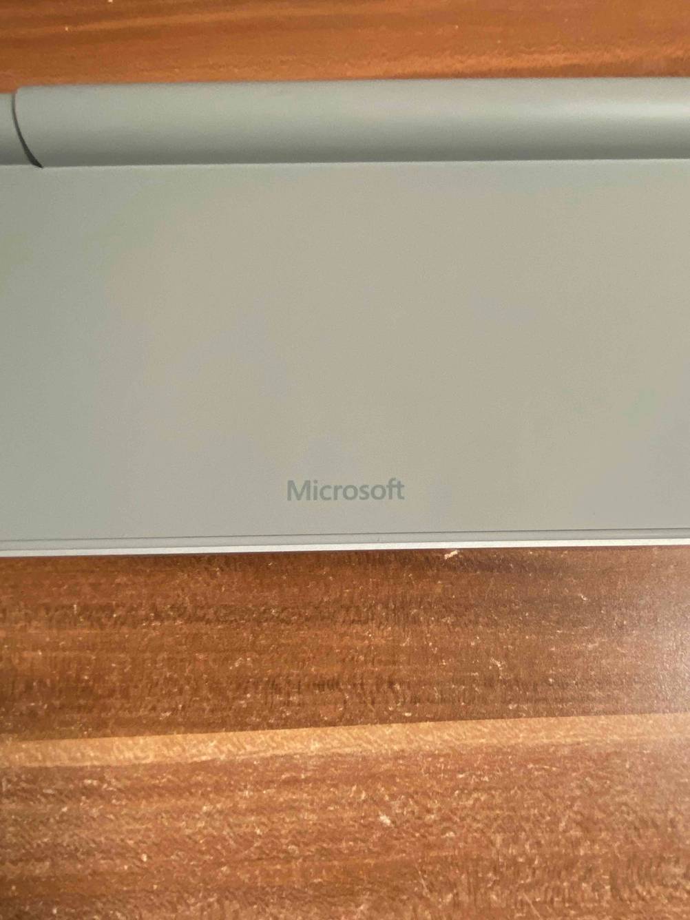 Ergonomische Tastatur kabellos getestet: Detailaufnahme des Logos auf der Rückseite.