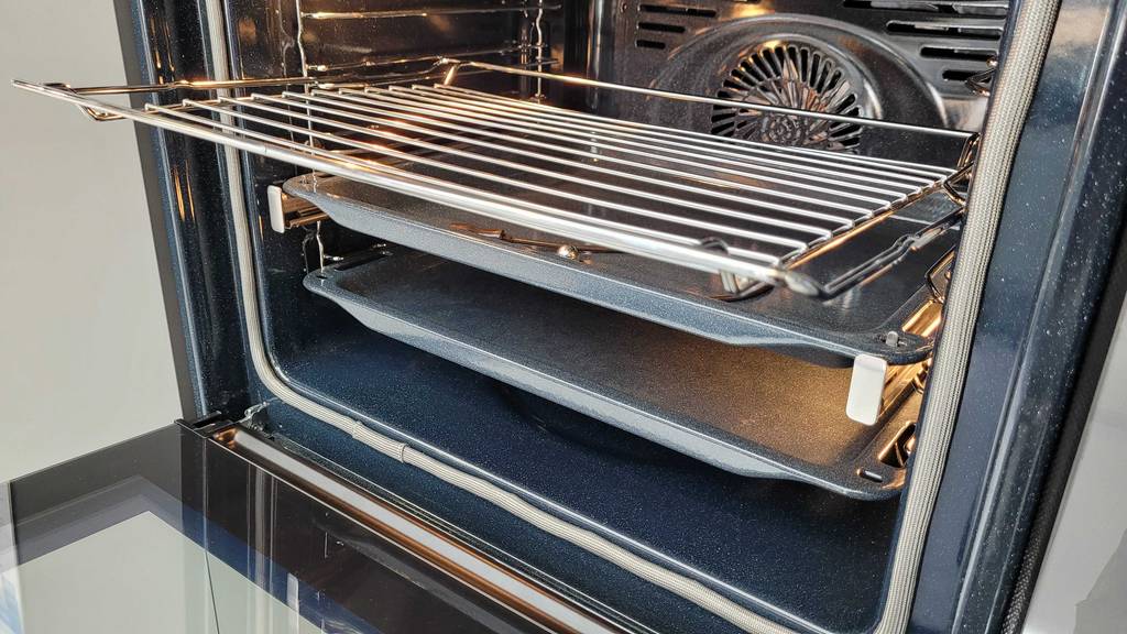 Pyrolyse-Backofen im Test: beleuchteter Innenraum mit mehreren Einschubflächen.