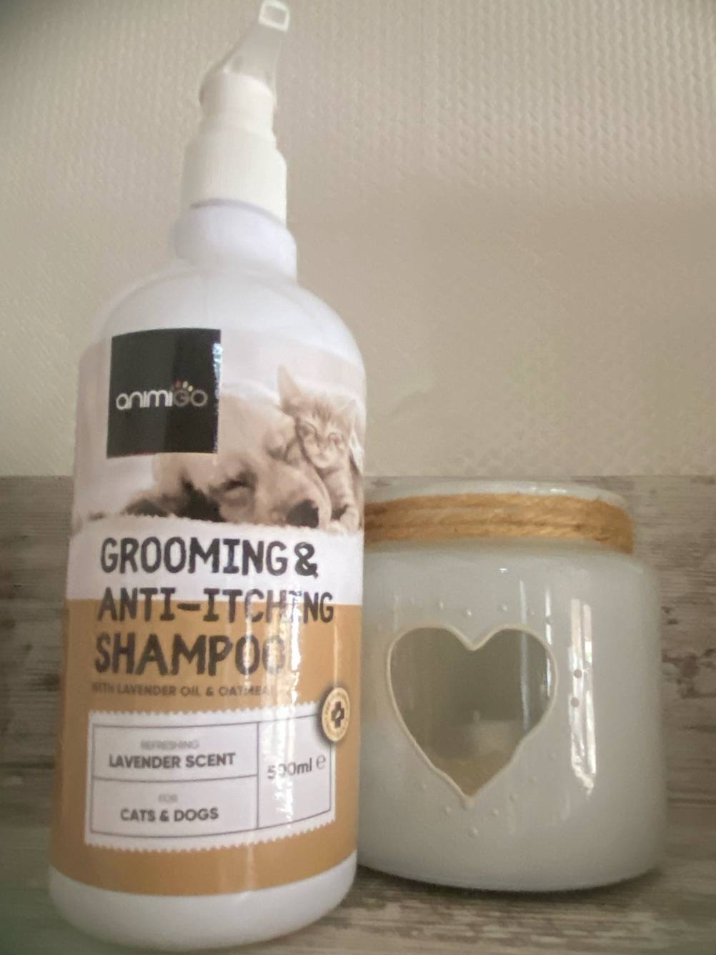Das getestete Milben-Shampoo für den Hund mit einem Inhalt von 500 ml steht neben einer Kerze.