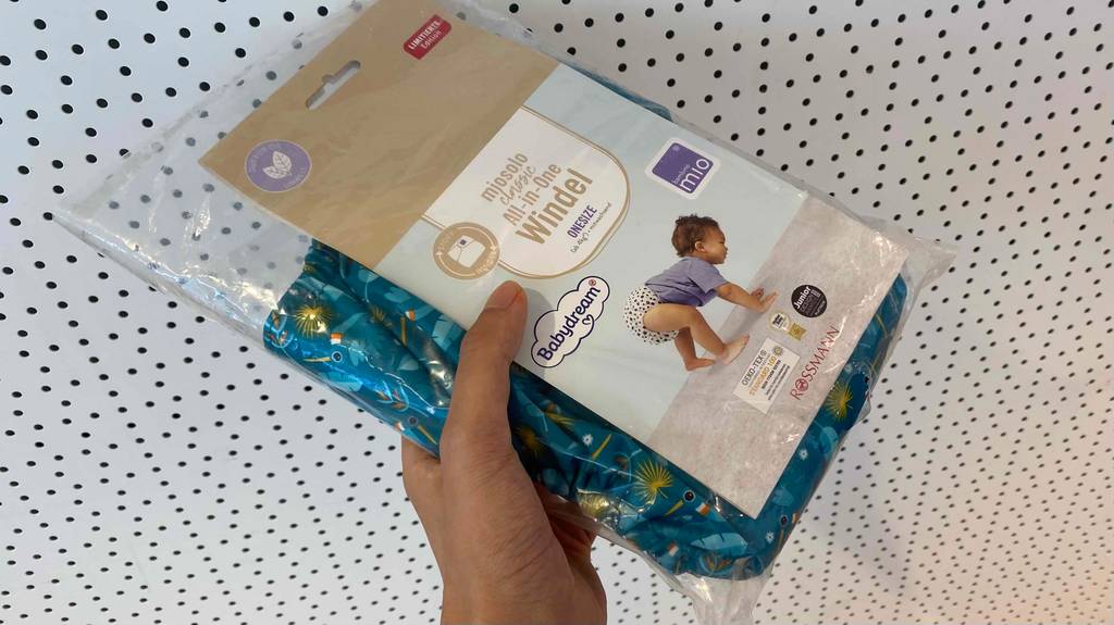 Stoffwindeln-Test: Stoffwindeln werden in der Verpackung in der Hand gehalten.