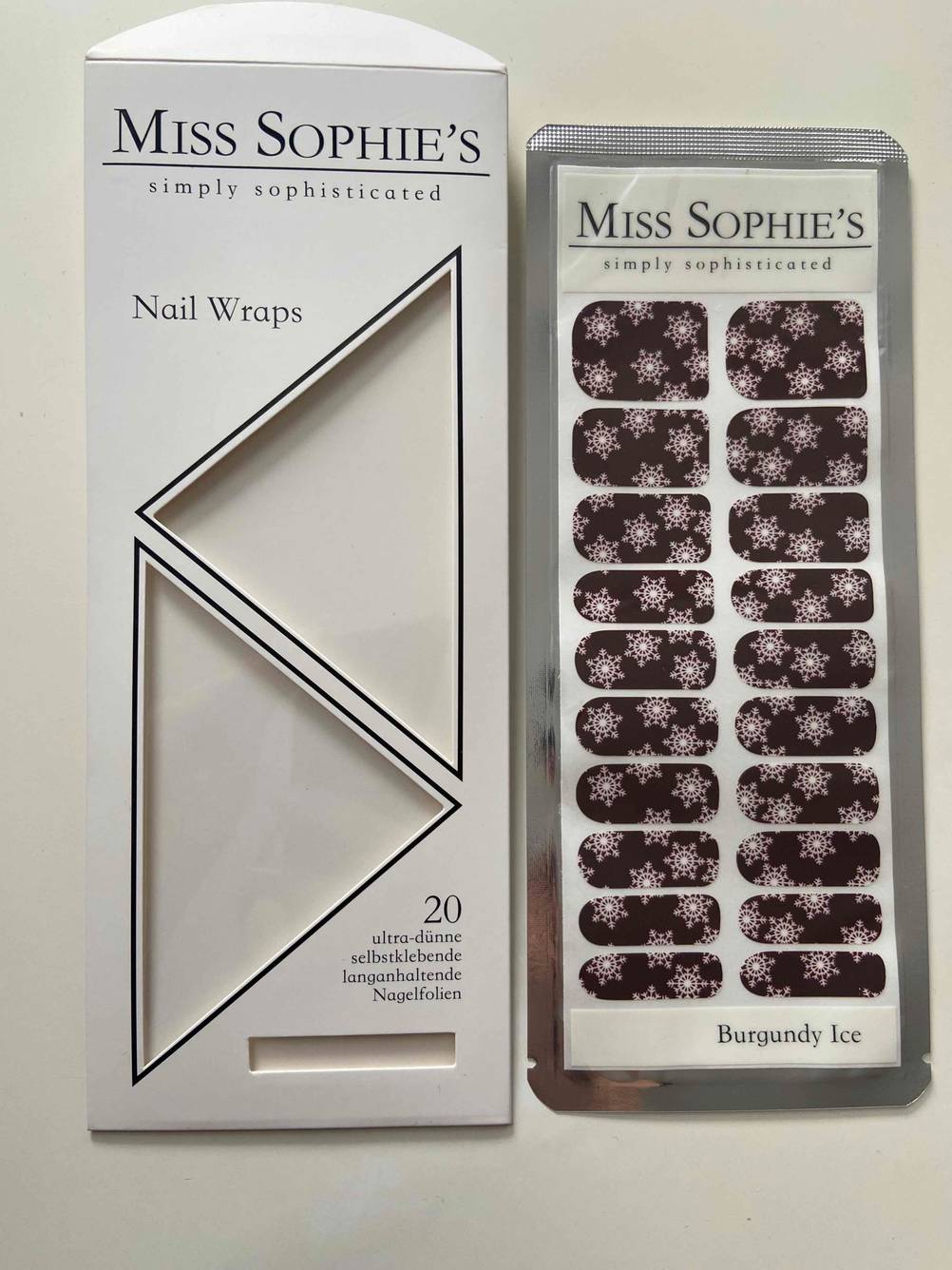 Im Test: Eine Packung Nagelfolie mit geöffnetem Deckel daneben.