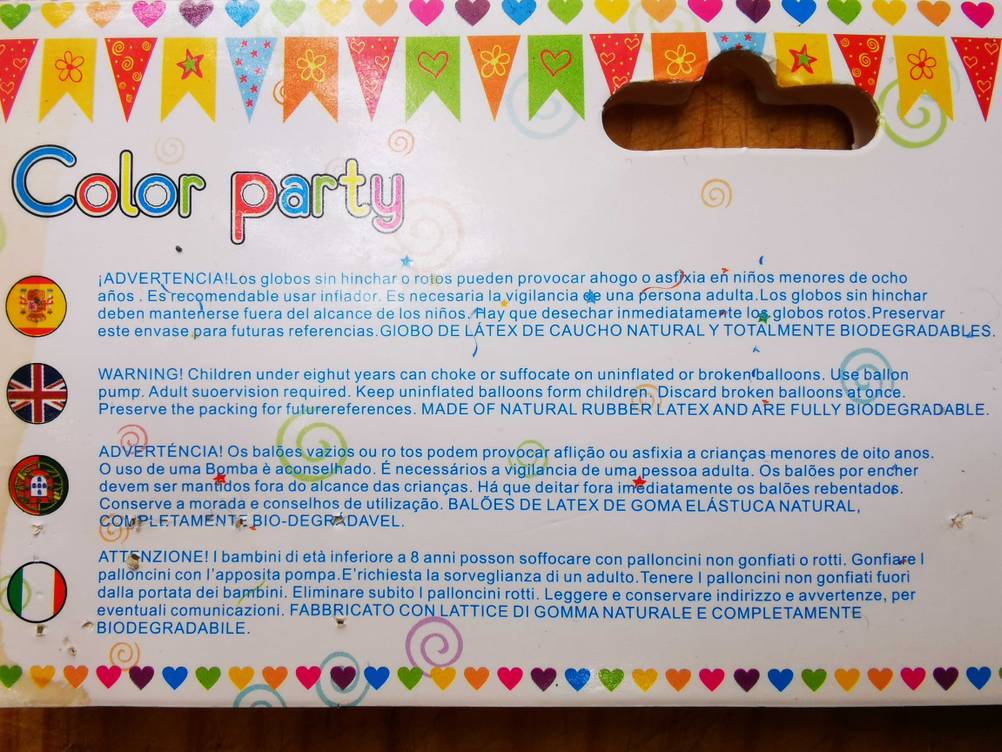Modellierballons-Test: Rückseite der Verpackung worauf sich die Beschreibung in verschiedenen Sprachen befinden.