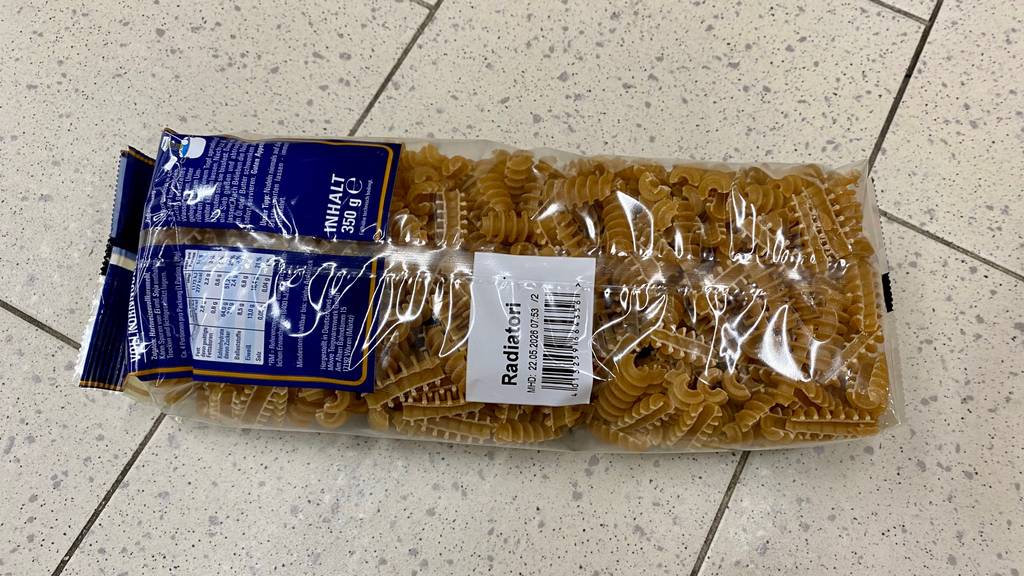 Vollkornnudeln im Test: Verpackung liegt auf einem weißen Boden