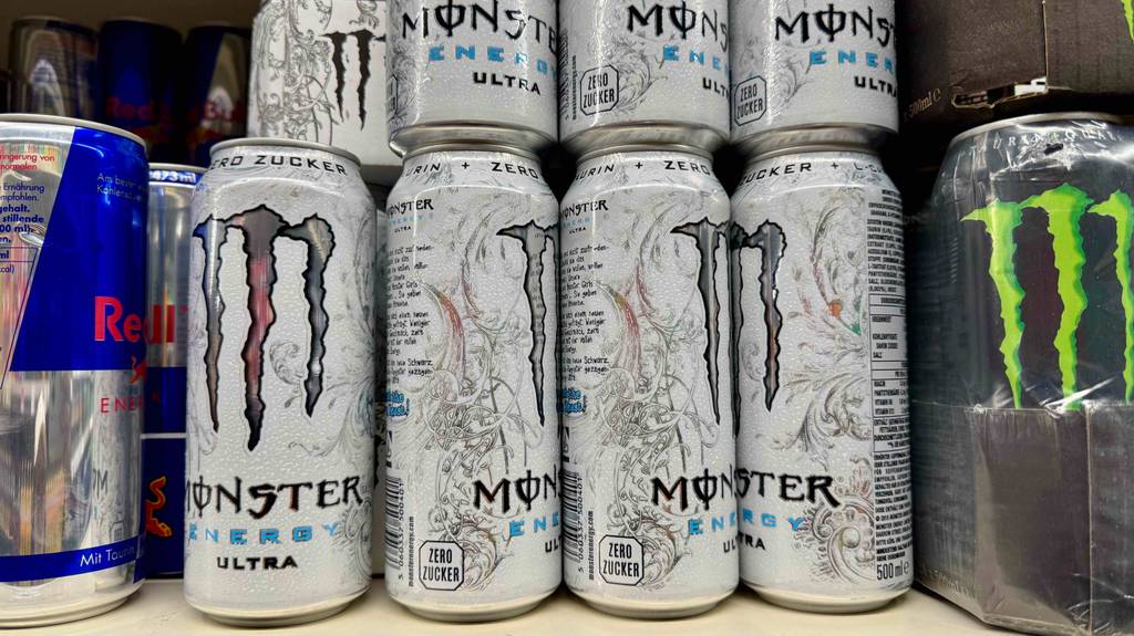 Test: Mehrere Dosen Monster-Energy-Drink sind in einem Regal einsortiert neben anderen Energy-Drinks.