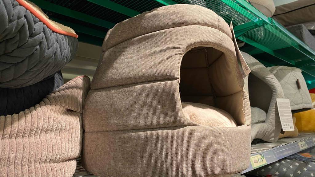 Getestete Hundehöhle steht im Regal.