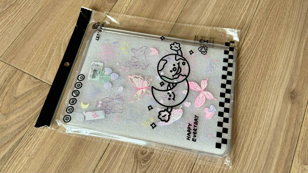 Eine getestete iPad-Air-4-Hülle, liegt in der Verpackung auf einem Holzboden.