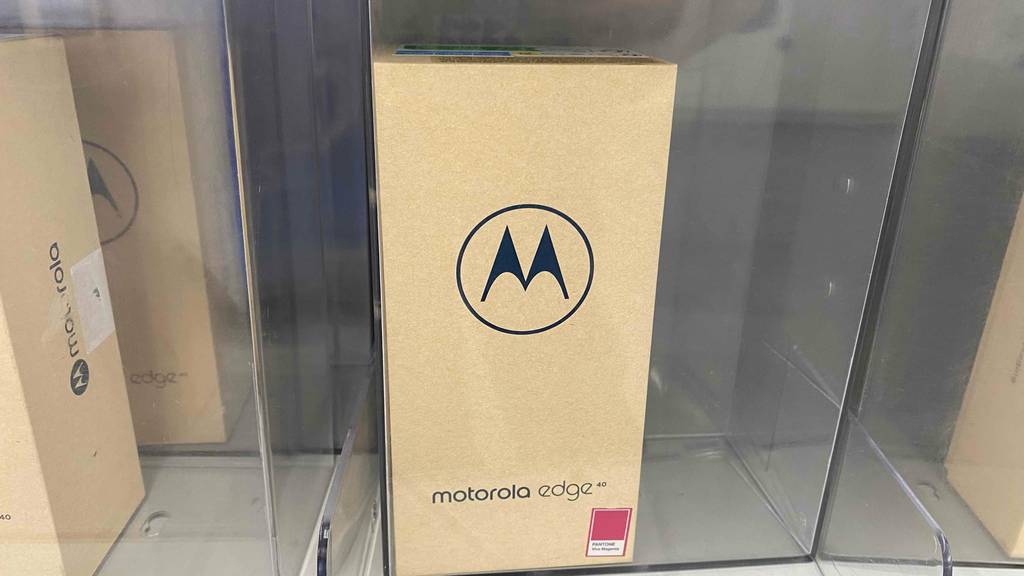 Im Test: Ein originalverpacktes Motorola-Smartphone in einem Regal.