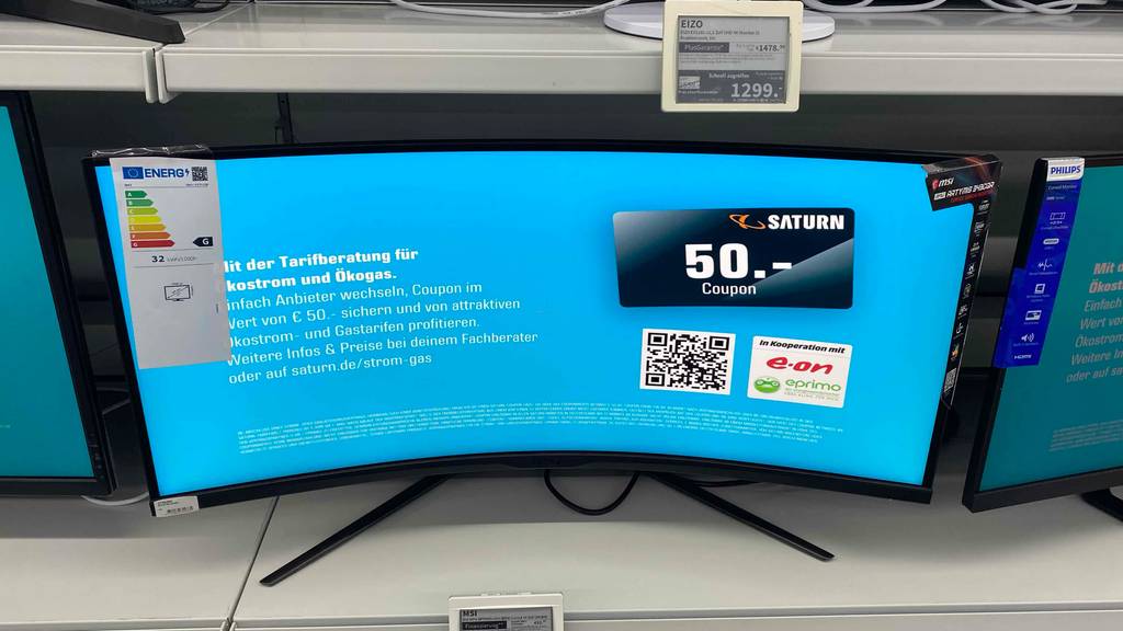 Im Tes: Ein Curved Monitor 34 Zoll von vorne auf einer hellen Oberfläche.