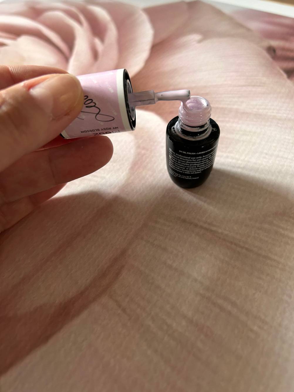 UV-Nagellack getestet: Eine Hand hält den Deckel inkusive Bürste eines UV-Nagellackes.