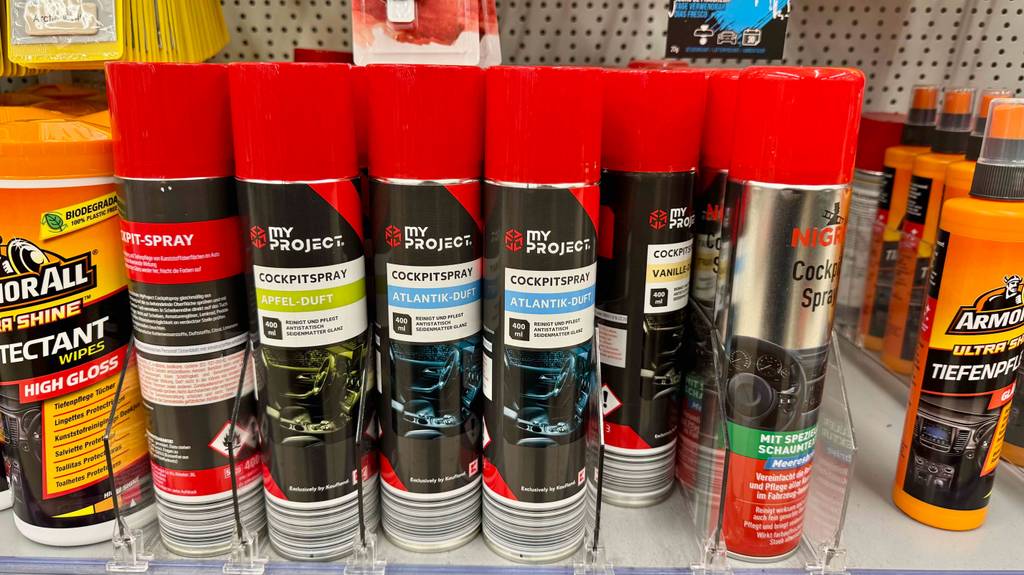 Test: Mehrere Cockpitsprays stehen in einem Regal in verschiedenen Duftrichtungen.