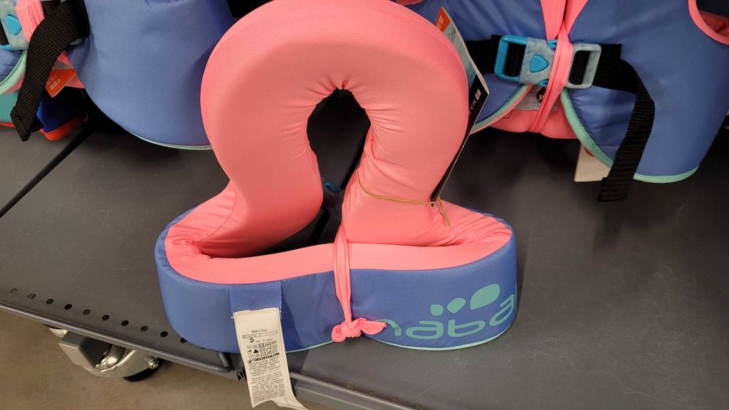 Die Rückseite der getesteten Schwimmweste im Fokus, die in einem Regal steht.