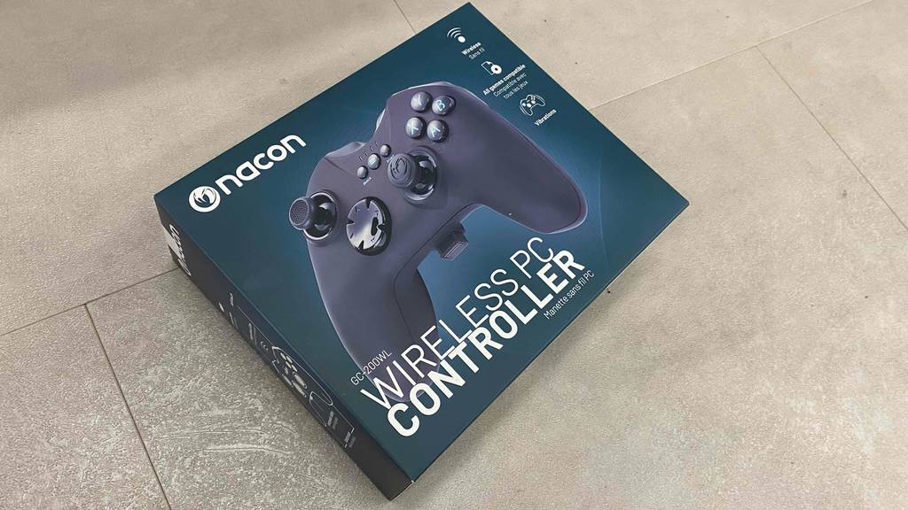 Im Test: Ein Gamepad von nacon liegt quer auf einem hellen Untergrund.