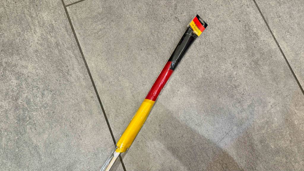 oberer Teil der getesteten Deutschlandfahne im eingepackten Zustand, mit den Maßen 30 x 40 cm.