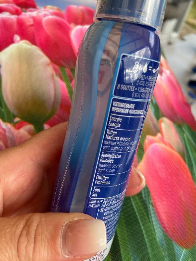 Detailansicht der Produktbeschreibung des getesteten flüssigen Süßstoffs in der Kunststoffflasche in einer Hand.