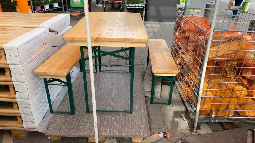 Bierzeltgarnitur getestet: eine zusammengebaute Bierzeltgarnitur vestehend aus einem Tisch und zwei Bänken sind in einem Geschäft ausgestellt.