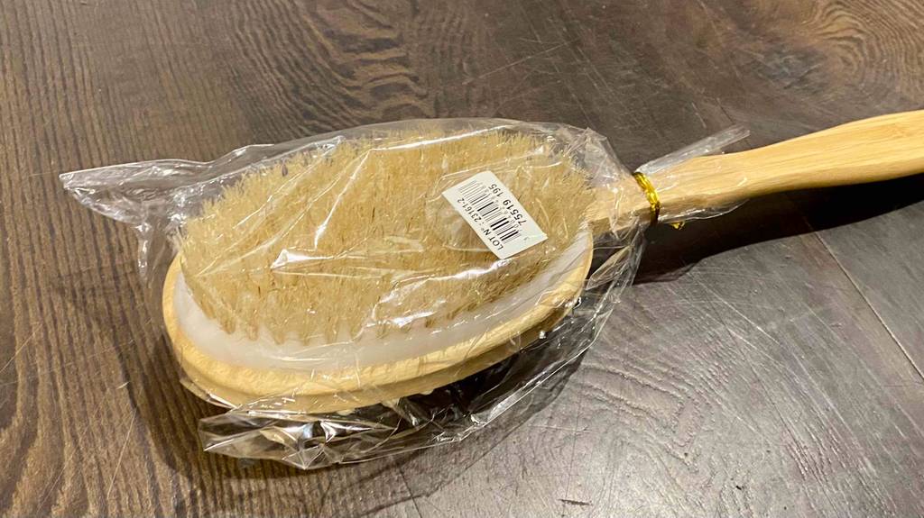 Rückenbürste-Test: Detailaufnahme einer Seite des Bürstenkopfes mit Borsten.