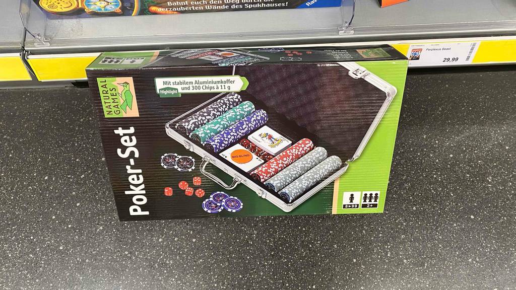 Getesteter Pokerkoffer steht Originalverpackt vor einem Regal.