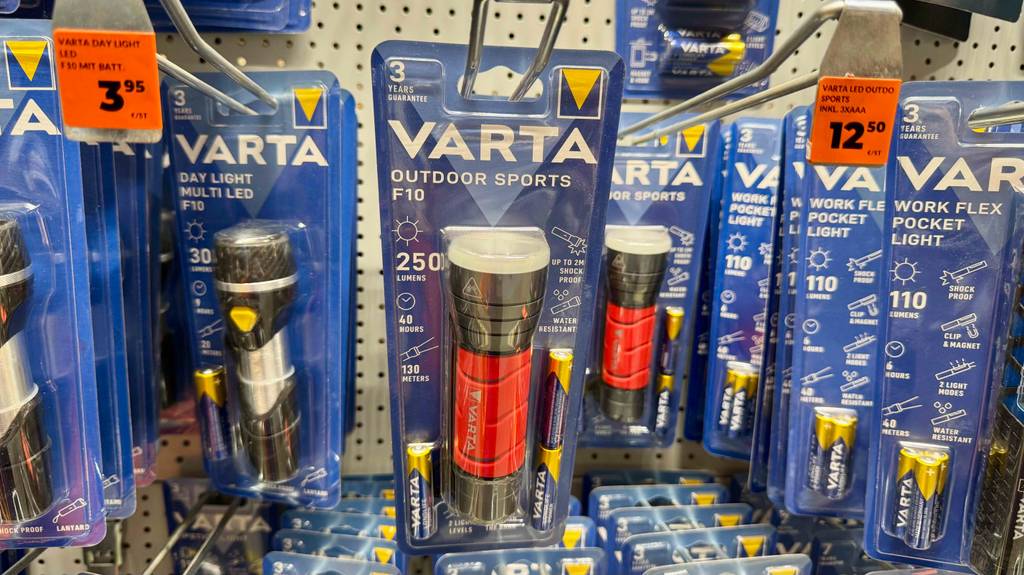 Im Test: Die Taschenlampe mit 1000 Lumen hängt innerhalb der Verpackung an einem Verkaufsregal.