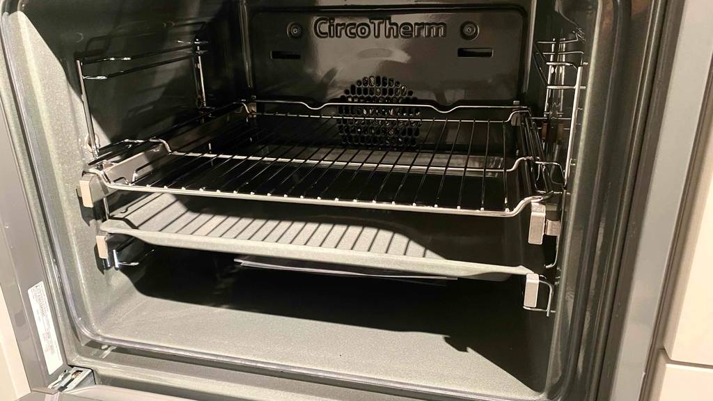Im Test: Detailaufnahme des Ofeninneren eines Neff-Backofen.