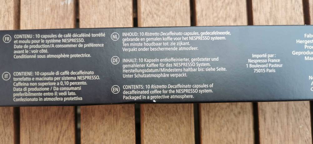 Im Test: Nahaufnahme Aufdruck des Inhaltes einer Packung entkoffeinierten Kaffees.