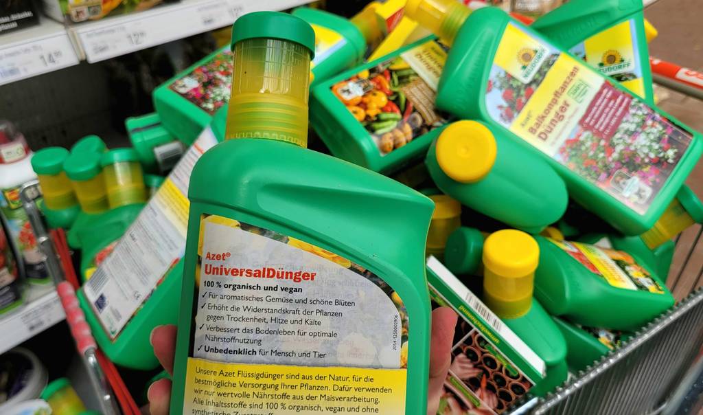 Verschluss des getesteten Universaldüngers im Fokus.