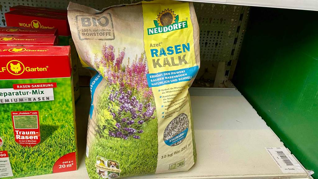 Rasenkalk -Test: ein Rasenkalk mit 10 kg Inhalt stehend in einem Regal.