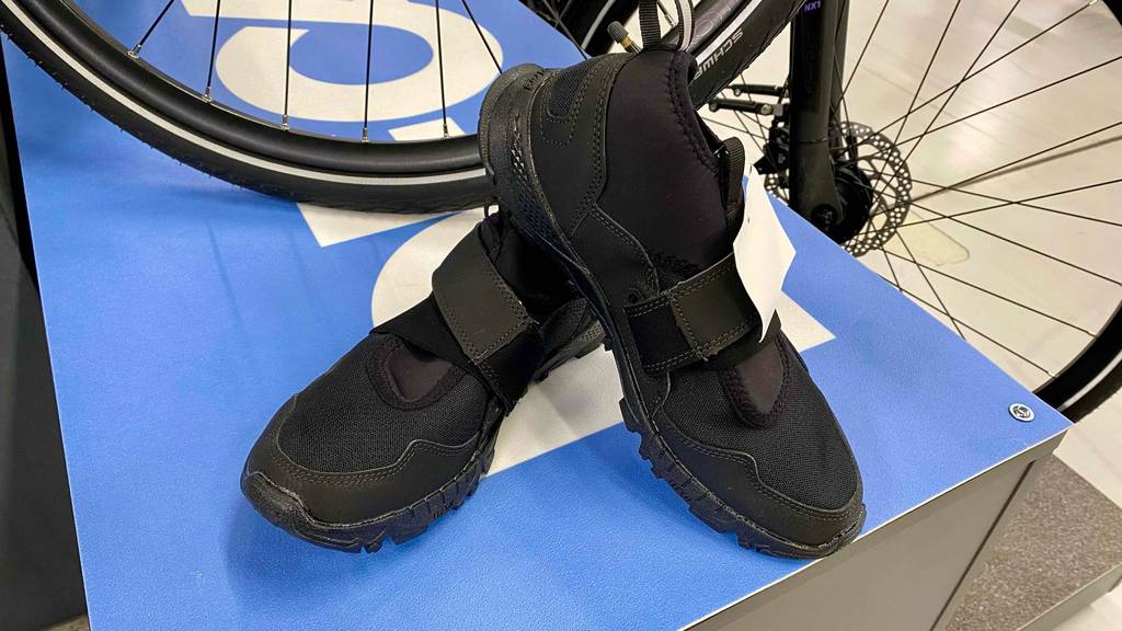 Nordic-Walking-Schuhe getesttet: ein Paar Nordic-Walking-Schuhe übereinander gestellt.