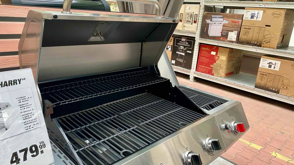 Geöffnete Grillhaube mit Blick auf den Grillrost eines getesteten Edelstahl-Gasgrills.