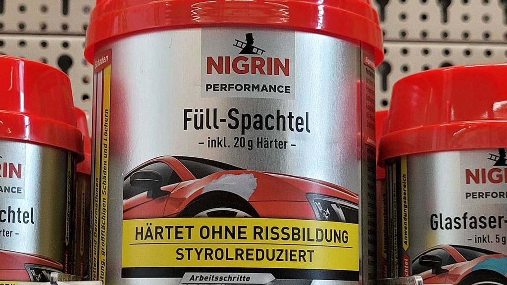Im Test: Eine Dose Spachtelmasse (Auto) steht neben anderen Produkten im Regal.