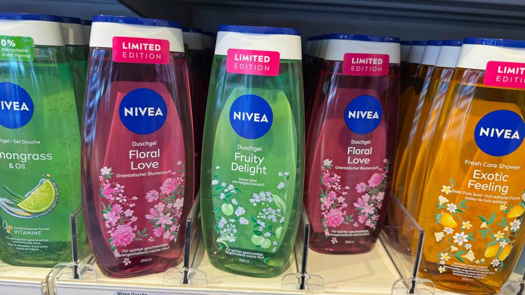 Mehrere getestete Nivea-Duschgels stehen in einem Regal.