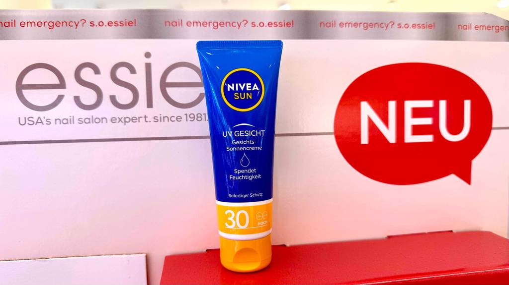 Getestet: Eine stehende Nivea-Sonnencreme ist vor einem Aufsteller ausgestellt.