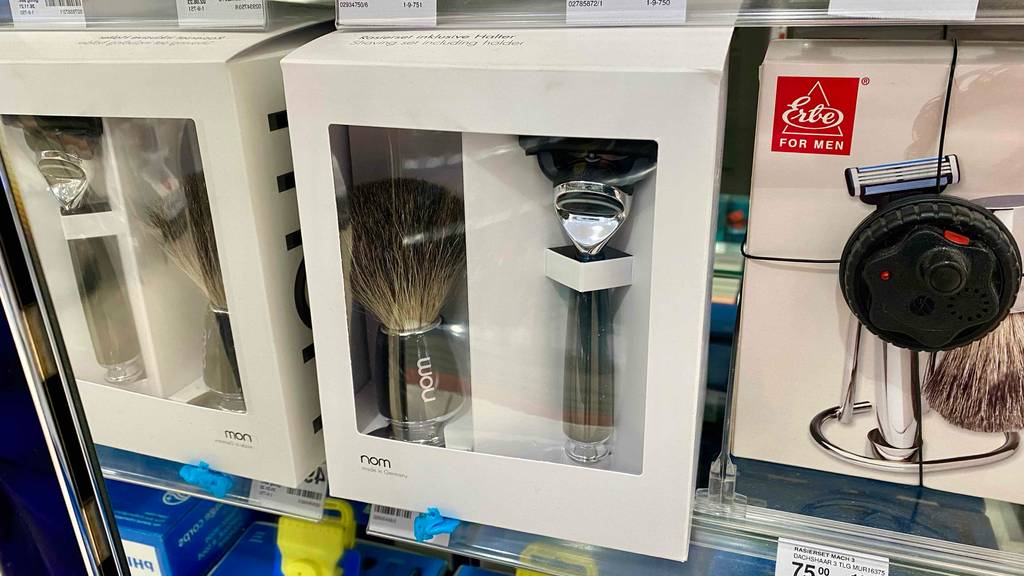 Rasierpinsel-Set im Test: Eine Verpackung mit Rasierpinsel und Rasierer steht in einem Regal.