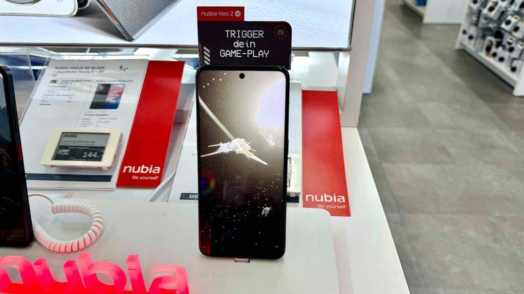 Ein getestetes Gaming-Handy, worauf sich ein Bildschirmschoner befindet.