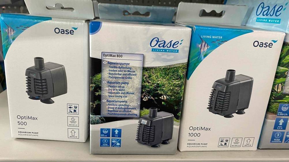 Im Test: Eine Aquarium-Pumpe neben anderen Produkten im Regal.