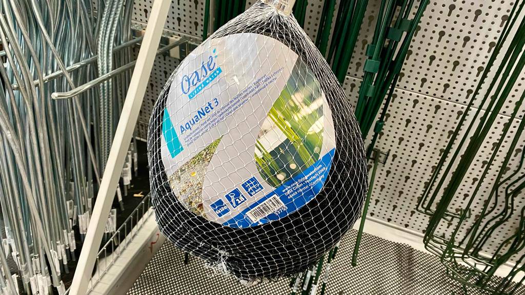 Teichnetz getestet: ein Teichnetz hängt in einem Regal.