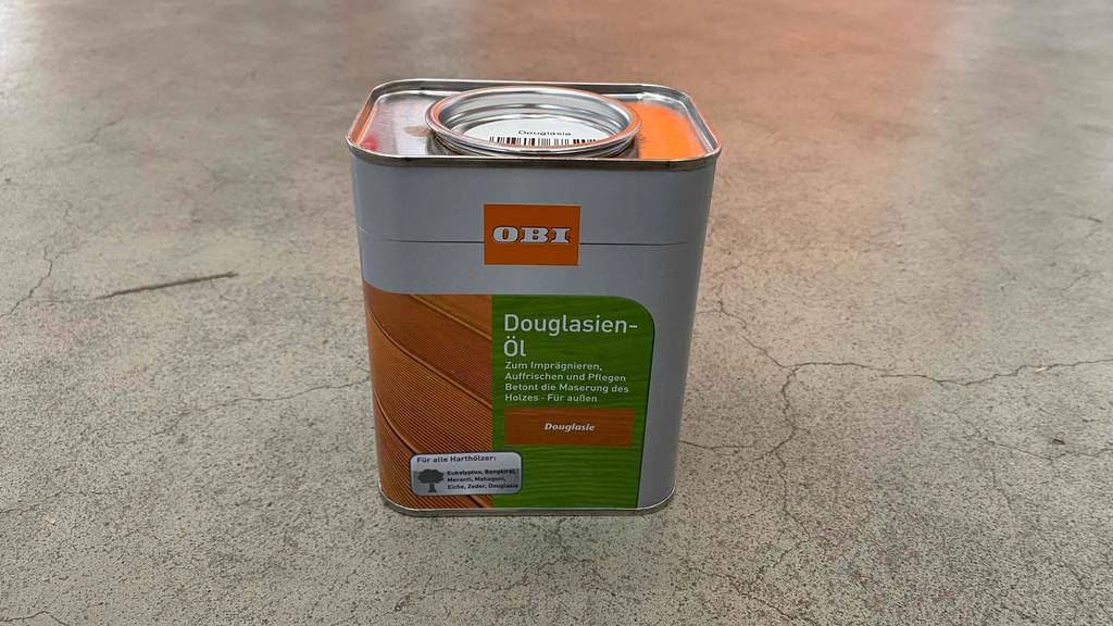Douglasien-Öl getestet: Vorderseite von Douglasien-Öl von Obi aufrecht stehend auf einem Boden.