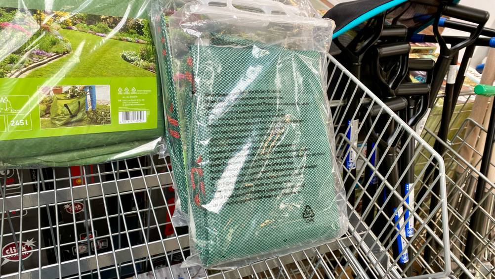 Gartenabfallsack im Test: ein grüner Gartenabfallsack in einer Plastikverpackung von der Rückseite ersichtlich.
